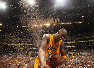 里程碑，海港中场徐新已为中国俱乐部出战200场比赛（徐新达成里程碑：代表中国俱乐部出战满200场）